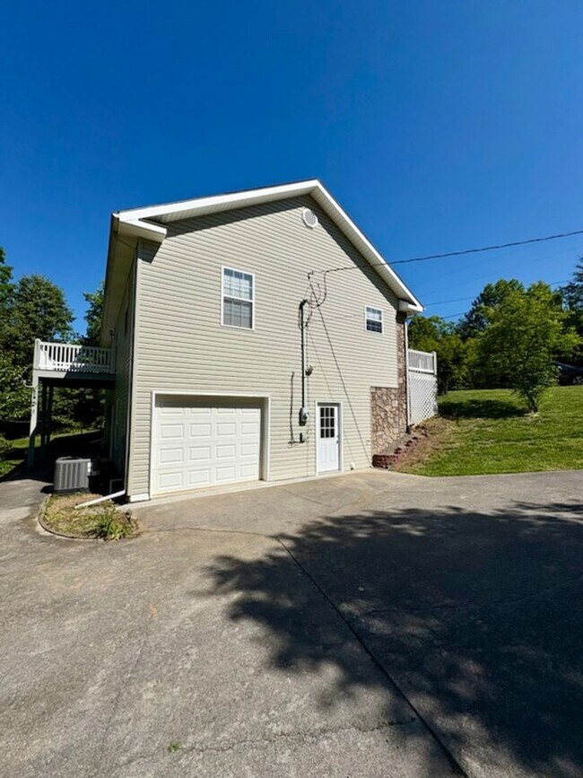 Building Photo - 160 Burning Oaks Dr