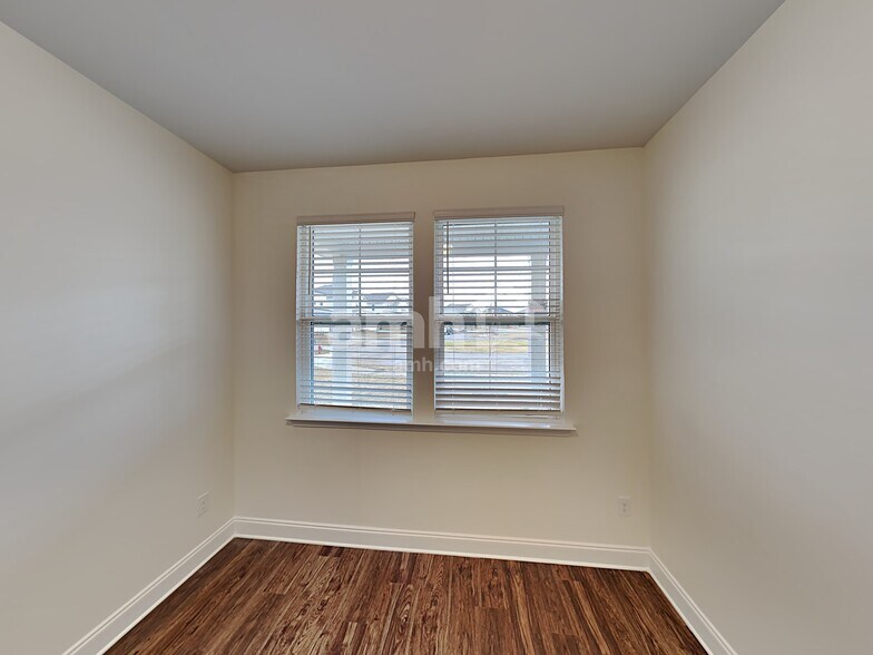 Building Photo - 1357 Lomond Dr