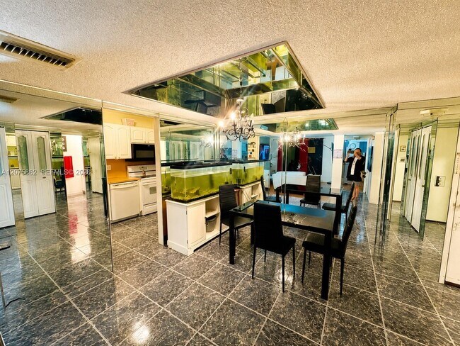 Building Photo - 3730 Inverrary Dr