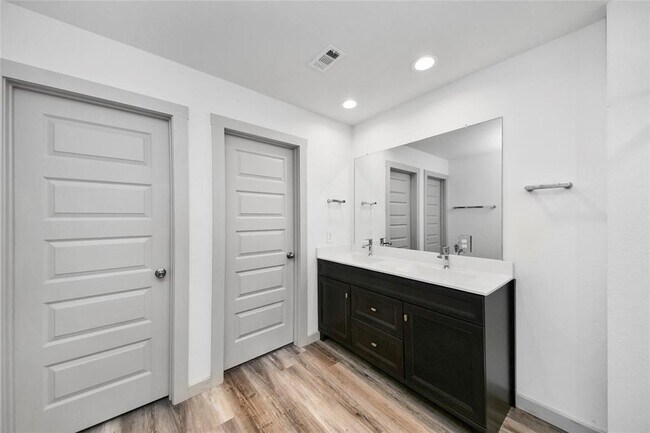 Building Photo - 14734 Sweetwater Dr