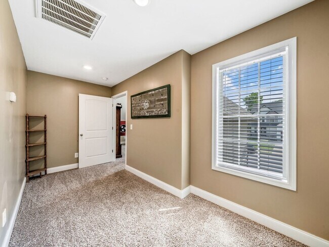 Building Photo - 543 Woodtrace Dr