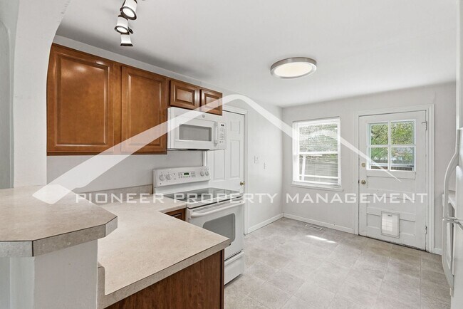 Building Photo - Updated 1/2 Duplex with Washer/Dryer and Fenced Yard