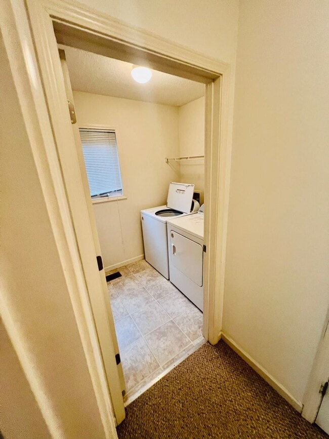 Building Photo - Townhouse Located at Pikes Place