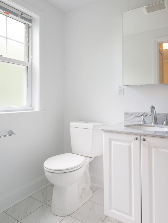 Building Photo - GREAT 2Br/1Bth available NOW. Heat/Hot Water included in rent!