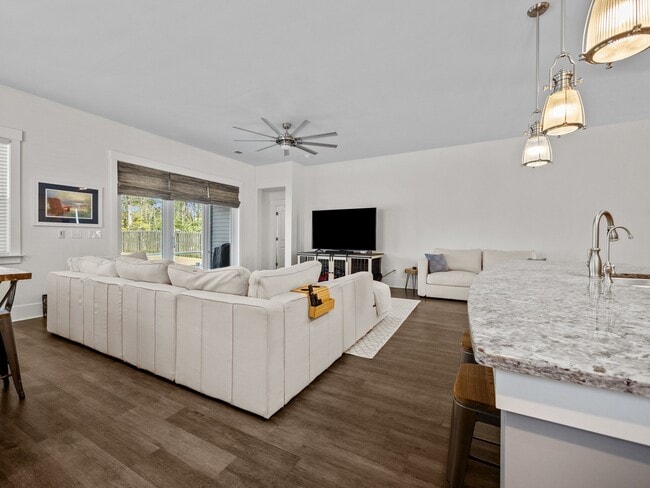 Building Photo - 338 Edgewater Wy