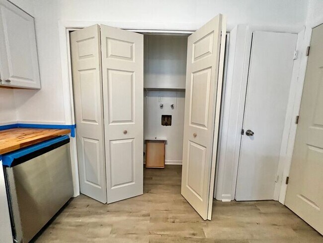Building Photo - Newly Renovated 2 Bed 1 Bath Duplex in Nor...