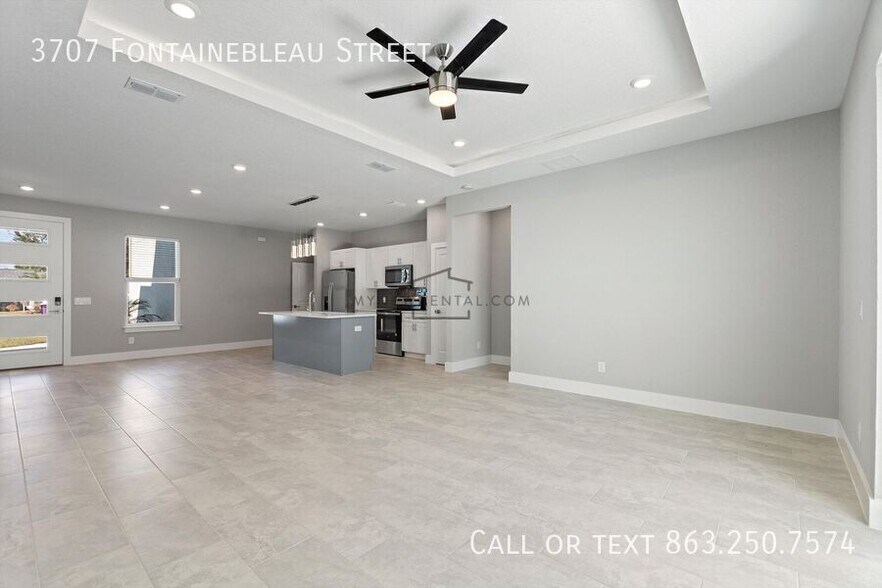 Building Photo - 3707 Fontainebleau St