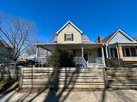 Building Photo - Beautiful 2 Bedroom 1 Bathroom Upper Unit in Fountain Square