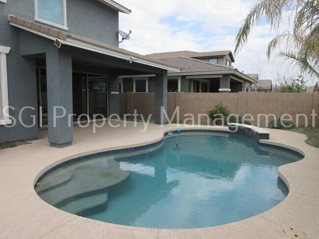 Building Photo - Stunning home with pool ready for move in