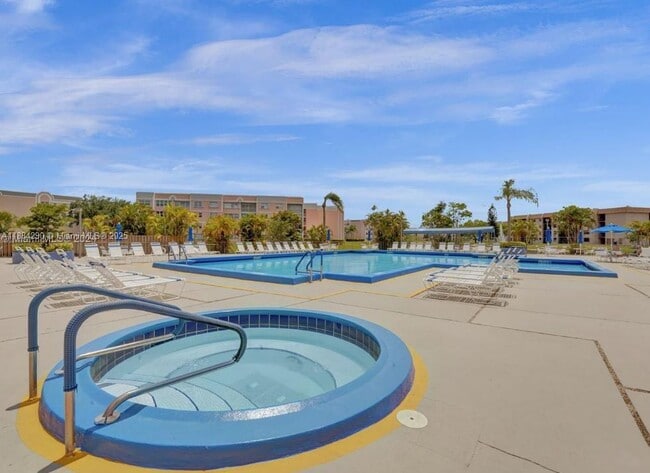 Building Photo - 8400 Sunrise Lakes Blvd