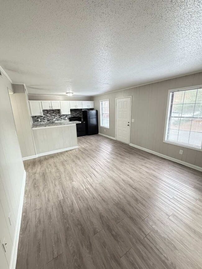 Building Photo - Oxford-2 Bedrooms