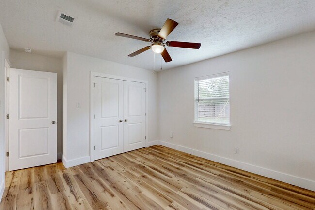Building Photo - 3/2 Move-In Ready with Washer, Dryer, Refrigerator & Lawn Care Included!