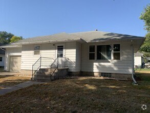 Building Photo - RENT REDUCED! New Flooring & Paint! 3 Bedr...