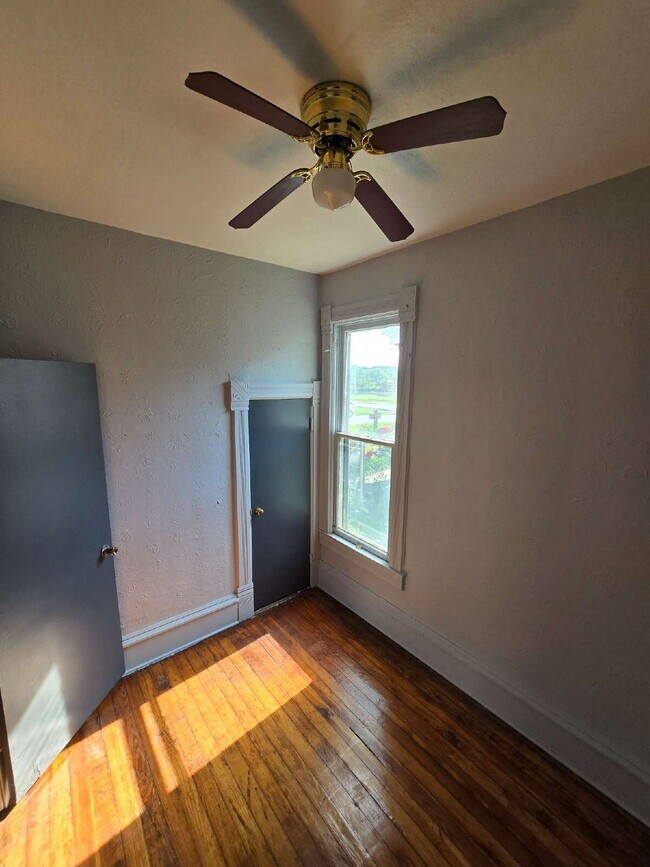 Building Photo - Charming 3-Bedroom Home Near Downtown – Av...