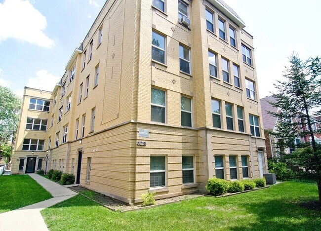 Primary Photo - 2321 N Oak Park Ave