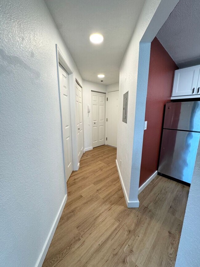 Building Photo - Updated, light flooded corner 1 bedroom 1 bath condo in Madison Valley