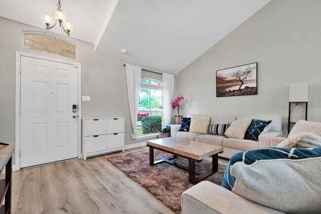 Building Photo - Charming 3 Bed 2.5 Bath Home in Woodlake Meadows Community