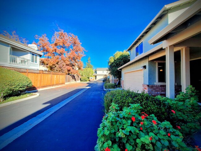 Building Photo - Beautiful Townhouse w/Laundry, Yard, Accep...