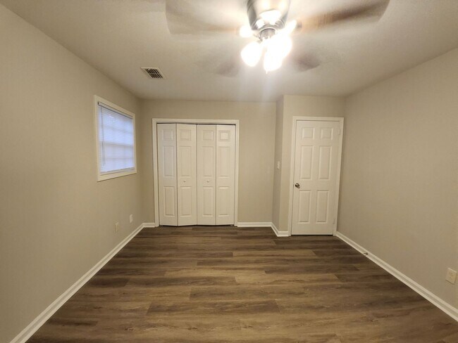 Building Photo - Classic Ranch-Style Living – 4 Bed, 2 Bath Gem!