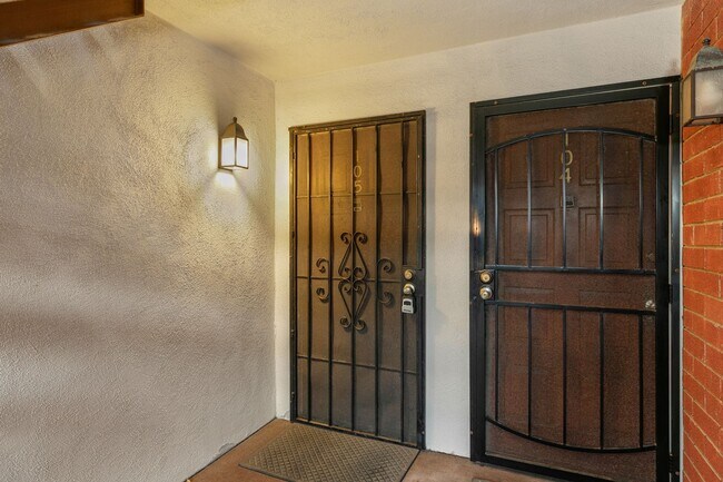 Building Photo - short term rental in the loop