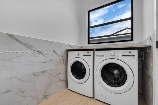 Building Photo - 3905 SW 5th St