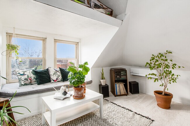 Building Photo - 234 E 7th Ave