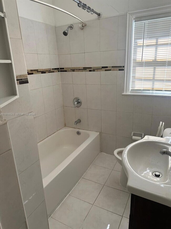 Building Photo - 11108 Peachtree Dr