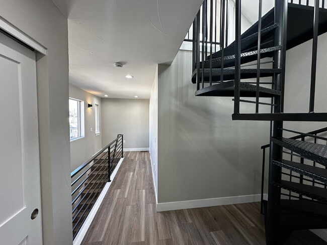 Building Photo - "Spacious & Stylish Duplex Oasis: 2 Bed, 2...