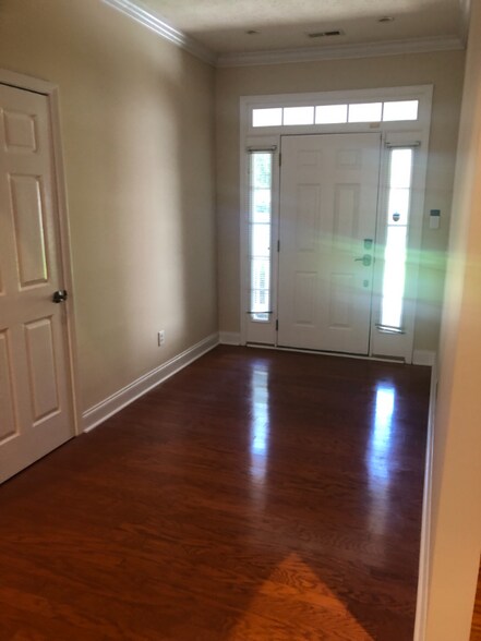 Building Photo - 5604 Warrendale Ct S