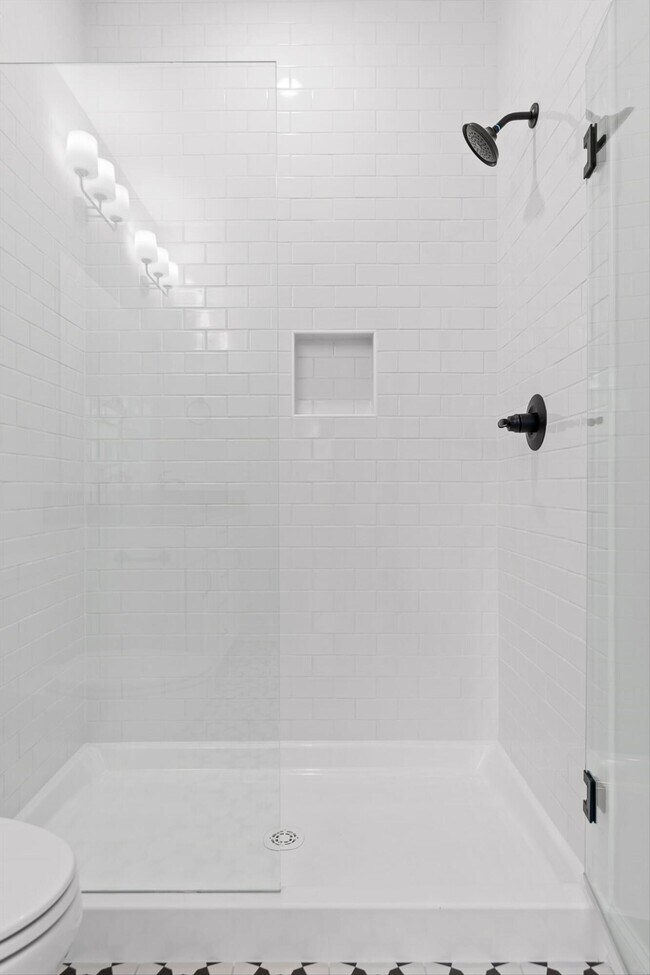 Building Photo - 715 Bespoke