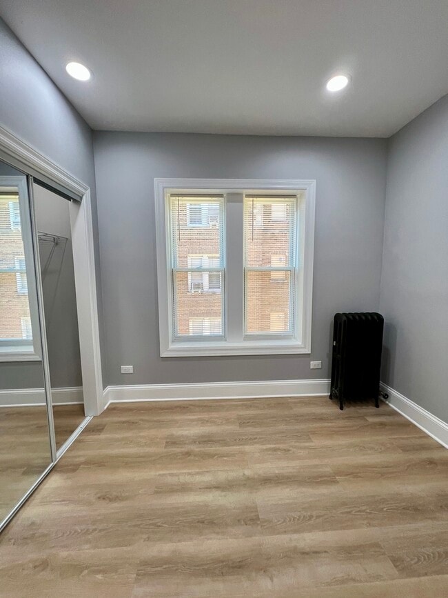 Building Photo - 1701 W Albion Ave