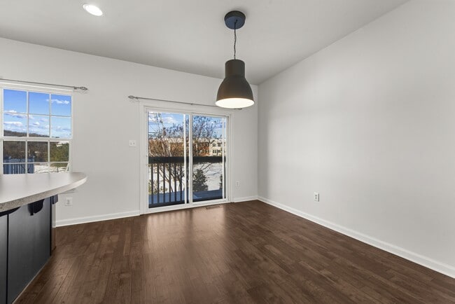 Building Photo - 712 White Walnut Ln