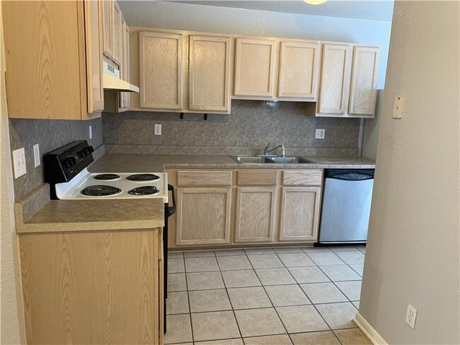 Building Photo - 2807 Cantabrian Dr