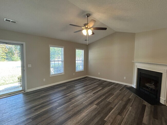 Building Photo - Ready to View! Updated 3/2 Home High Point...