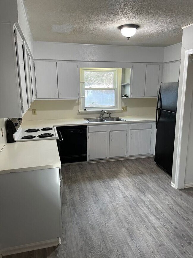 Building Photo - Split Level 3 bedroom 2 bath house with shed