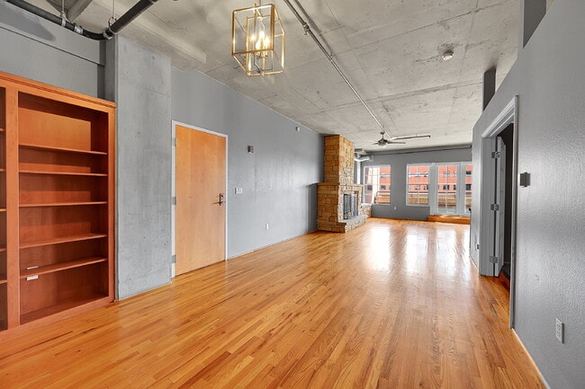 Building Photo - $2,445.00, 1 bed, 1.5. bath located in Denver