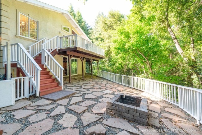 Building Photo - Updated and spacious 3 bedroom house on ov...