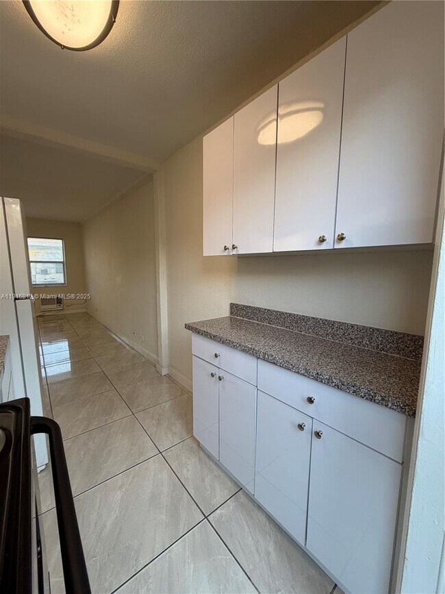 Building Photo - 2571 NW 13th Ct