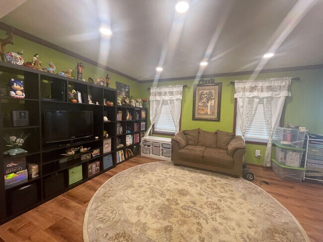 Building Photo - BEAUTIFUL 4 BED / 2.5 BATH SF IN COVENTRY