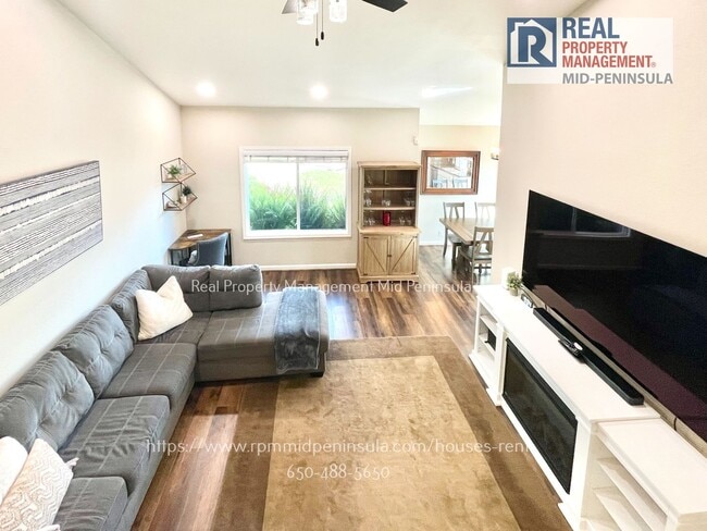 Building Photo - Stunning 2 Bedroom 1.5 Bathroom Waterfront Townhome in Foster City