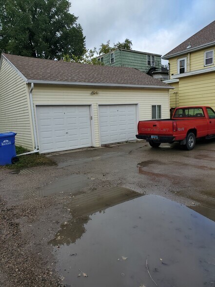 garage for upper and main apartment - 916 N Broadway Dr