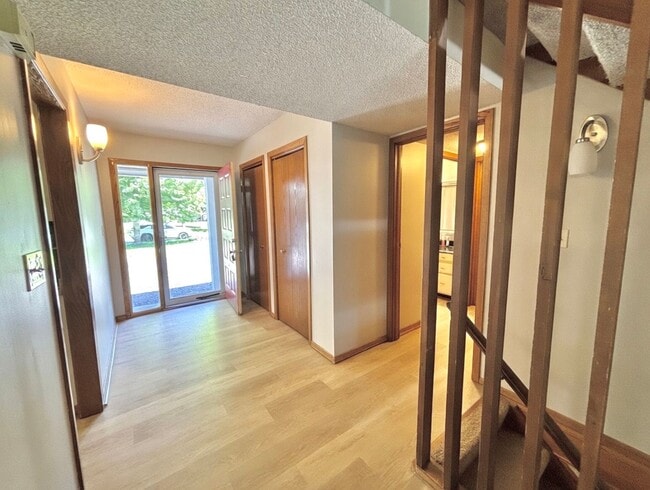 Building Photo - Entertainers dream in the heart of Eden Prairie! 3000+sf, updated, beautiful yard!!