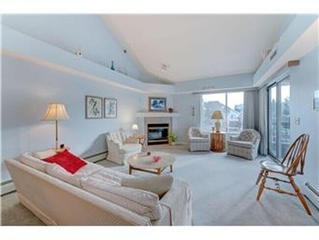 Building Photo - Edina Condo, Vaulted Ceilings, All New Carpet and Paint, In Unit Laundry, Garage Parking, One Mon...
