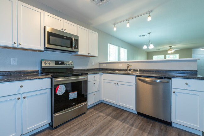 Building Photo - 4 Bedroom 2 Bath + Updated