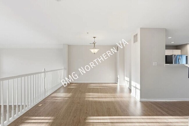 Building Photo - 1881 Crescent Park Dr