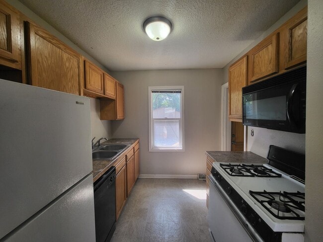 Building Photo - 2 Bedroom, 1 Bathroom Home with Detached G...