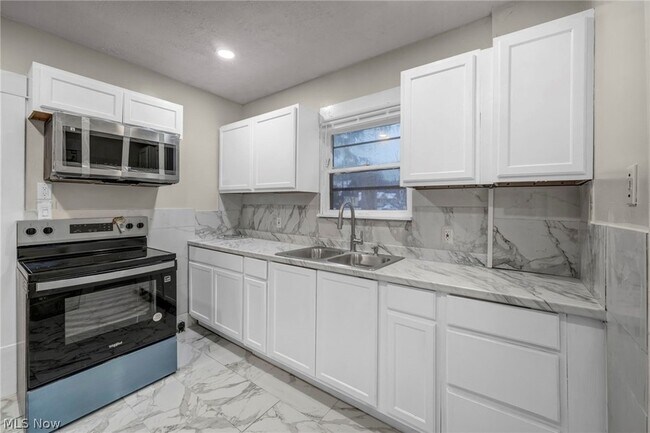 Building Photo - 960 Whittier Ave