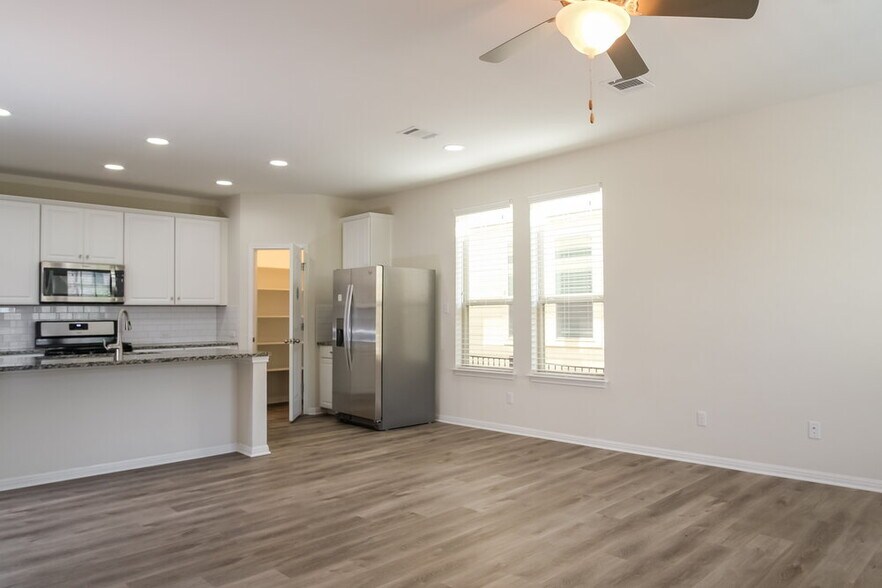 Building Photo - 200 Diamond Point Dr