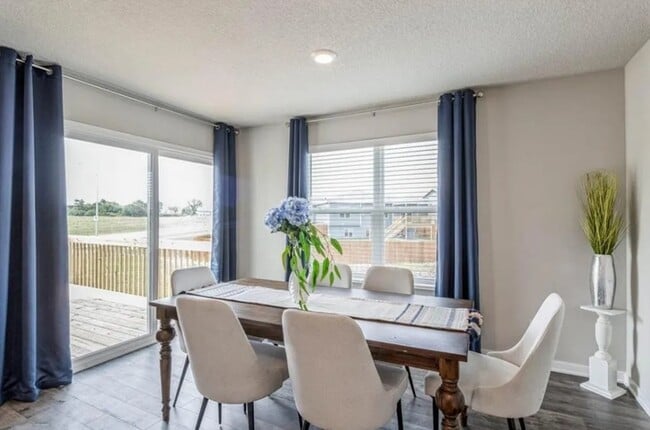 Building Photo - 223 NW Charlestown Ln