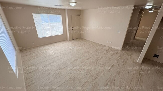 Building Photo - 3 bedroom/ 2 bathroom apartment
